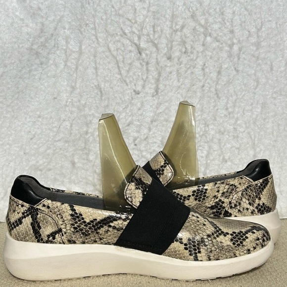 Clarks Womens Kayleigh Snakeprint SlipOn Casual Lightweight Shoes SZ US 7.5 M - Picture 6 of 11